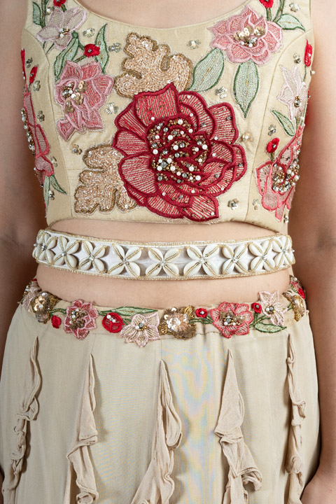 Shell in flower pattern belt