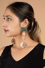 Pearl on textured oyester chain earing